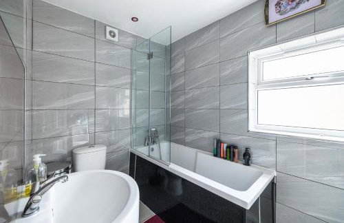 House - Sleeps 8 - Garden - Short Walk to Station - Foto 5