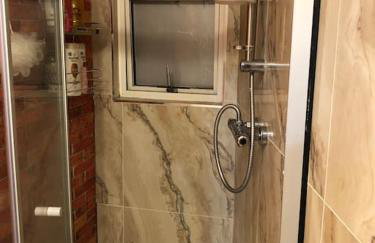 Cheerful 4 bedroom house with garden free parking - Photo 20