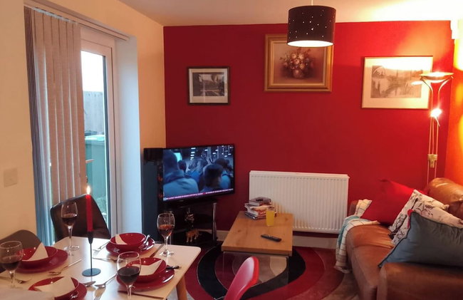Bright 4 Bedroom Home in Walsall, Free Parking and for EVs - Foto 20