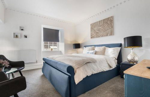 6BR House with Butler, Sauna & Hot Tub in Glasgow - Photo 3