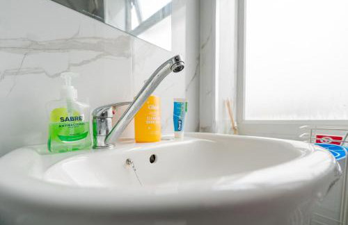 Modern 3-Bedroom Home in-Steps from Crown Point - Foto 23