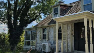 Downingtown Manor - 1900s Farmhouse with Creek Views - Foto 2