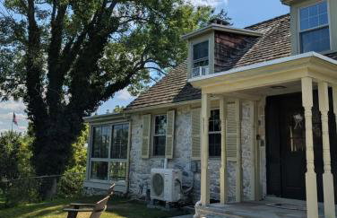 Downingtown Manor - 1900s Farmhouse with Creek Views - Foto 2