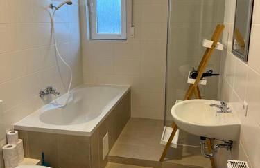 Eine modern renovierte Wohnung mit Balkonterrasse. - Foto 14