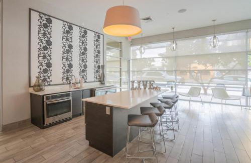 Modern 2BD DT - Balcony, Gym, W-D, Parking - Sleeps 8 - Photo 15