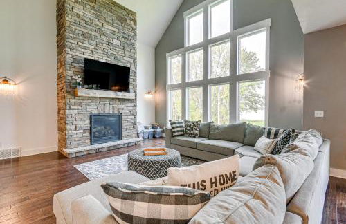 Steps From Oneida Lake Spacious Gem with Game Room! - Foto 1