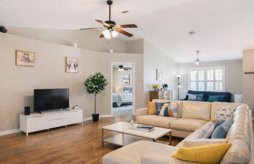 Pool House, Short Drive to Beach, Grill, Smart TV - Foto 16