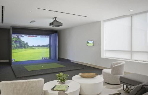 Upscale Downtown Condo Pool Gym & Skyline Views - Foto 78