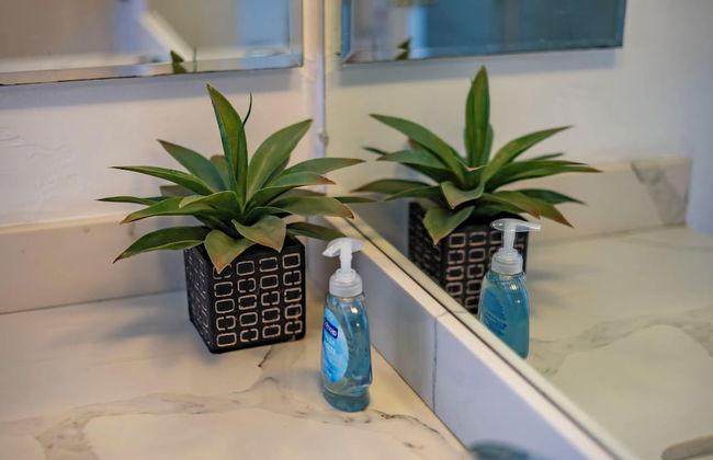 Serene Retreat & Modern Comforts in Rowland Heights - Foto 66