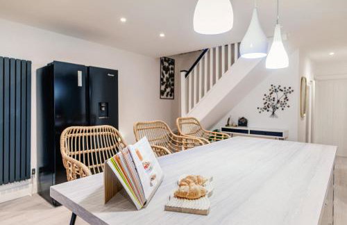 Large 6-Bed house, Free Parking & Motorway Access - Foto 16