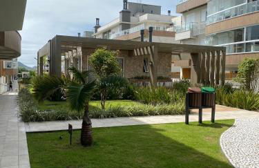 Apartamento em Condomínio Clube frente à praia do Campeche - Foto 31