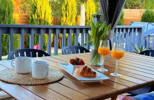 Modern 3BR Retreat with Fun Yard, Mini-Golf, Hot Tub & BBQ Dining Deck - Foto 6