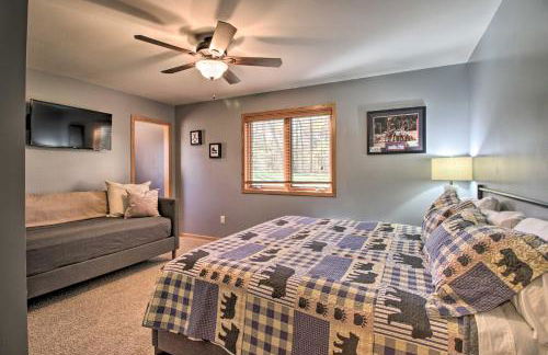 Cabin with Fire Pit and Movie Room, 1 Mi to Lake - Foto 31