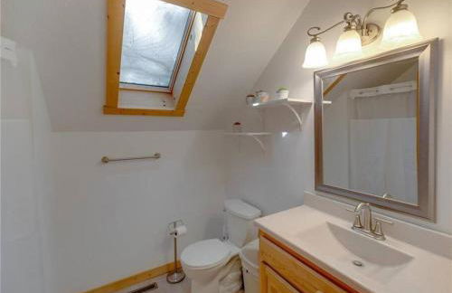 Large Log Home on Lake with Hot Tub - Foto 34