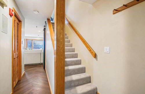 Highridge B14 Enjoy the view ski back trail shuttle service sports center - Photo 24