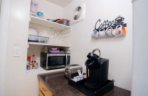 Elegant 2 Bedroom Suite w Modern Amenities - Foto 20