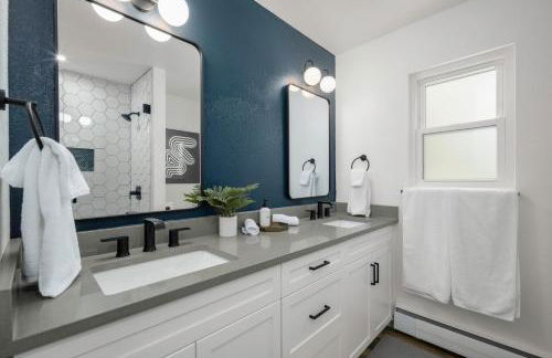 Relaxed Hillside Retreat with Hot Tub and Skyline Views - Foto 34