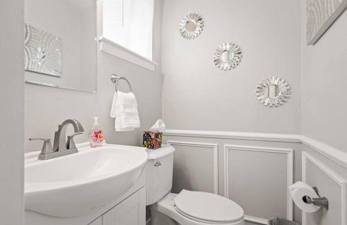 Fly In Style! Charming Townhome 6 Mins from RIC! - Foto 23