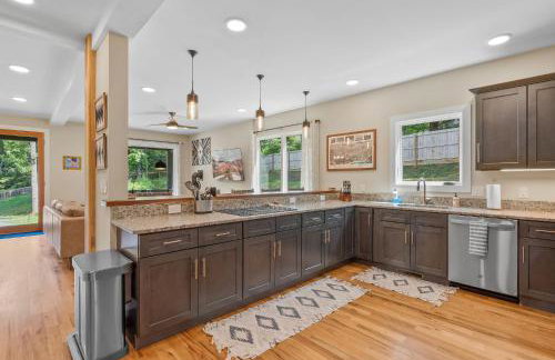 Near Asheville Hot Tub Fire Pit BBQ Sleeps 10 - Foto 18