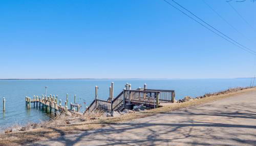 1 Mi to Colonial Beach Boardwalk Home with Fire Pit - Foto 1