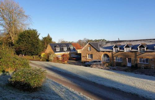 Traditional coach house in rural private estate. - Foto 1