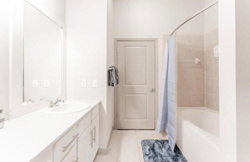 Spacious 2BR King Bed Suites Close to Downtown and Airport - Foto 31