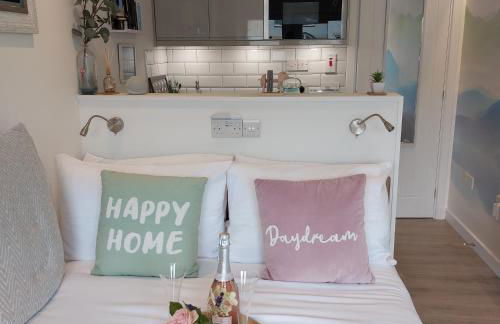 The Snug - Cosy Retreat for Two - Photo 19