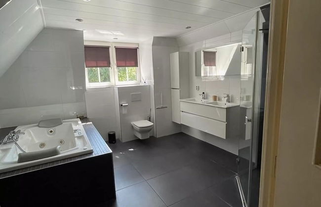 Characteristic House With Wellness in Augustinusga - Foto 16