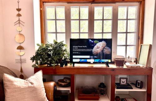 Wildland Zen Den Tiny House Retreat with Fireplace Grill AC Hammock Record Player Musical Instruments Pets OK - Foto 7