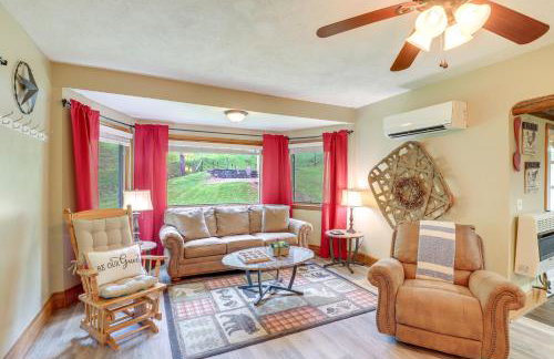 Cozy Mars Hill Farmhouse with Scenic Views - Foto 5