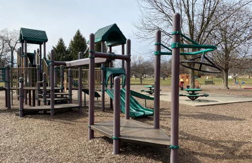 King Bed, Stocked Kitchen, Easy Driveway Parking, 2mi to Downtown & Coliseum - Foto 22