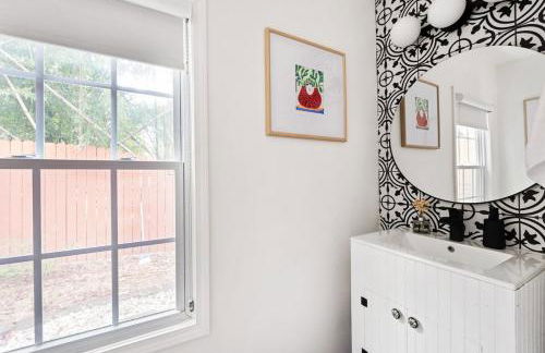 Bright and Stylish Historic Grant Park Retreat - Photo 11