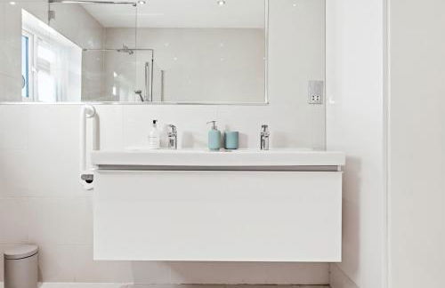 Nancy's 3 bedroom house near Heathrow Airport - Foto 8