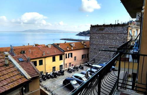 Bilocale in centro con vista mare - Foto 32