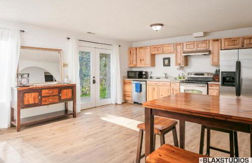 Charming Hillside Retreat - Private backyard, firepit, mtn views, full kitchen - Foto 5