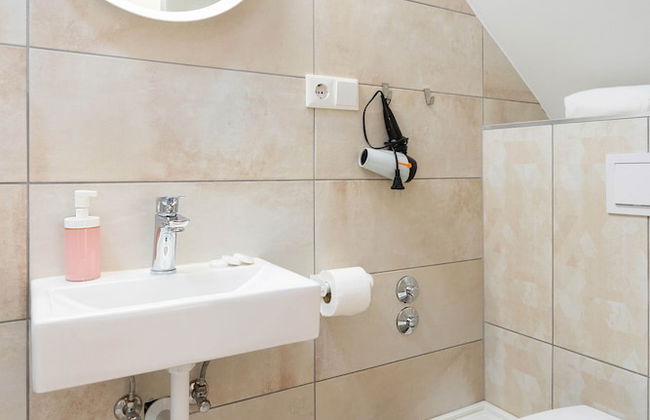 Cozy and Bright Duplex Near City Center - Photo 11