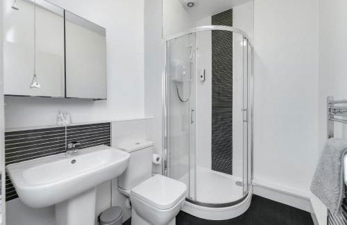 Spacious 6-Bed Home Sleeps 12, Near Highfields Park - Photo 6