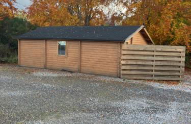 Log Cabin in the City with hot tub - Photo 14