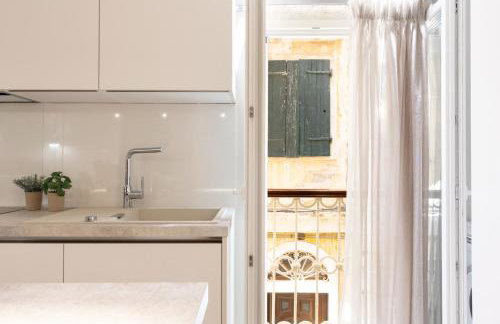 Petite Town Hall Apartment by Konnect, Old Corfu Town - Photo 12