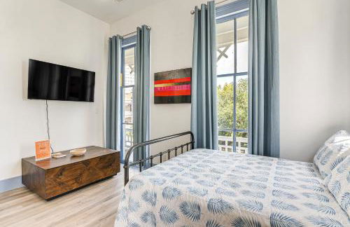 Walk to The Strand Historic Family Base with Yard! - Foto 37