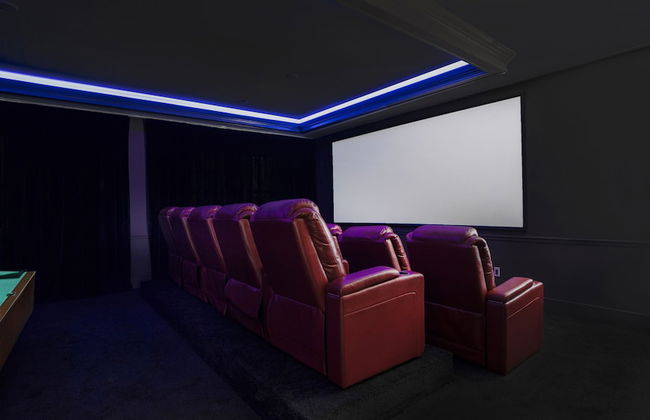 Luxurious Home with Theatre Room - Foto 39