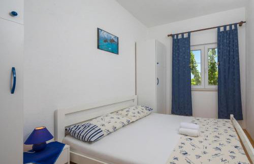 Holiday house with a swimming pool Rogac, Solta - 16444 - Photo 16