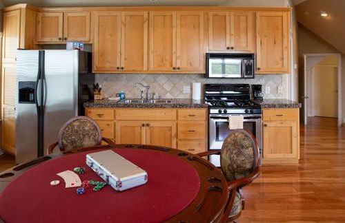 Lakefront 6BR Retreat w Dock & Game Room - Foto 43