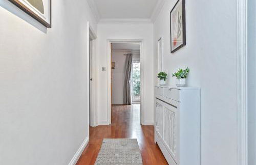 Stylish Town Centre Apartment, ALLOCATED FREE PARKING SPACE, RICKMANSWORTH HIGH STREET, Modern Decor, Juliet Balcony, Walking Distance to Rickmansworth Station Metropolitan Line - Foto 26