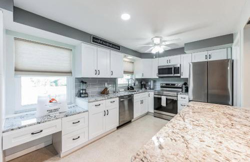 Riverside Retreat: Deck Bar, FirePit, Boat Parking - Foto 15