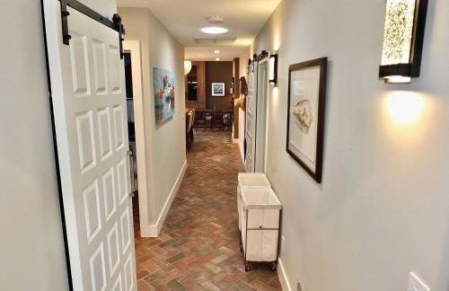 Naples Luxury Retreat - 3 BDR Stay for 6 w Rooftop Patio - Photo 15