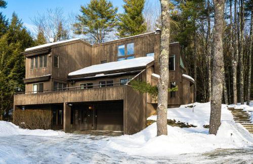 Resort-Style Community! Quechee Chalet with Deck - Foto 41