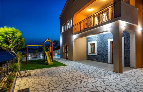 Awesome Home In Modric - Photo 24