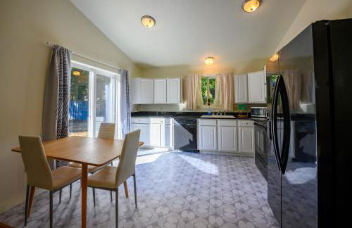 Blue House - private 2 bed, 2 bath home with garage - Photo 8