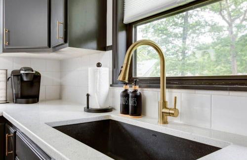 NEW - Modern Rustic Retreat Ardmore Chalet - Foto 33